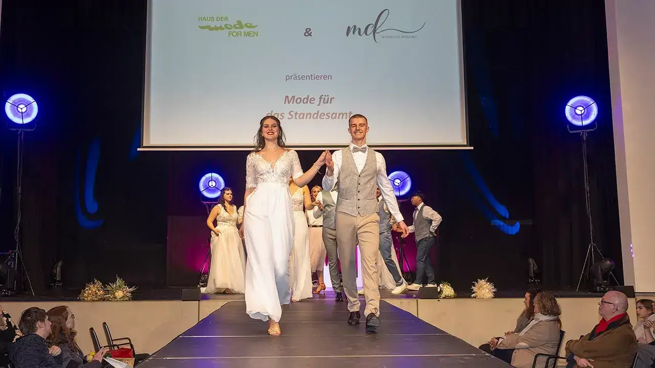 Hochzeits DJ in Franken und Thüringen ❤️ Die DJs mit der Roten Fliege ❤️ Braurtmodenschau mit Models Brut und Bräutigam auf einer großen Bühne in der Freeiheitshalle in Hof.