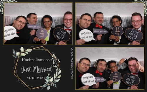 Vier förmlich gekleidete Personen posieren in einer Fotokabine und halten lustige Schilder wie "I came for the beer". Auf dem Collage-Hintergrund steht Hochzeitsmesse Just Married 26.01.2020 mit floralem Design, perfekt für alle, die nach einer HochzeitsDJ oder Hochzeit DJ Inspiration suchen.