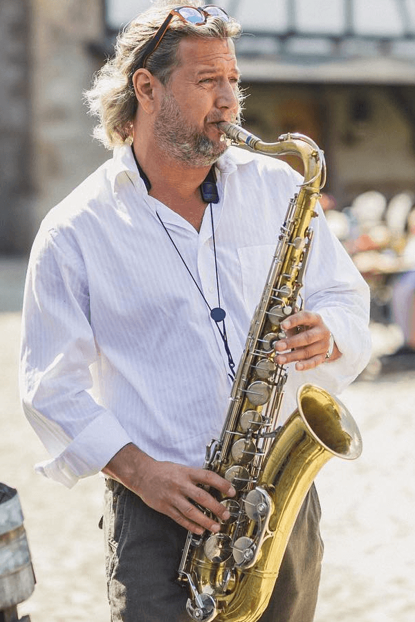DJ Acki mit Saxophon