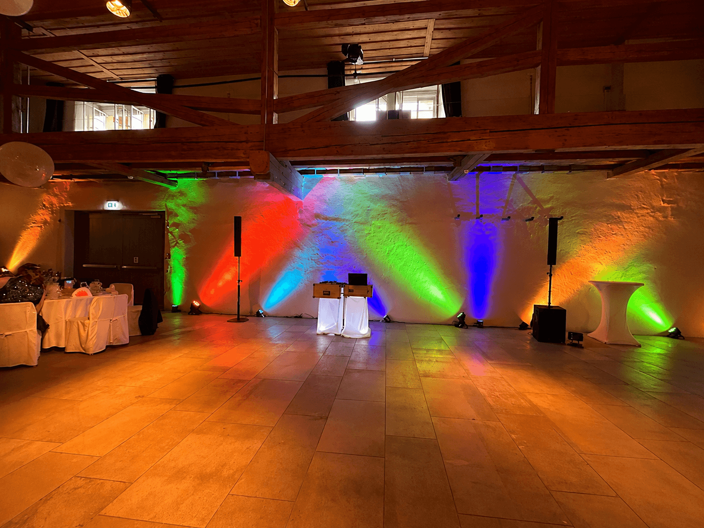 Stimmungsvoll beleuchtete Hochzeitslocation mit DJ-Technik