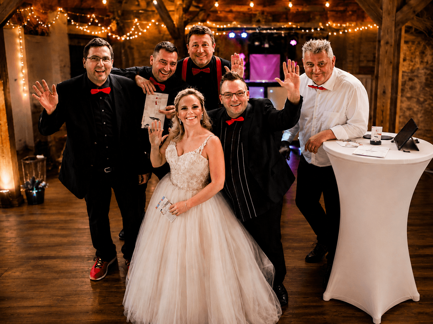 Braut mit Hochzeits-DJ-Team mit roten Fliegen auf einer Hochzeitsfeier